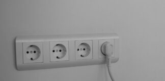 Як правильно вмикати побутову техніку після включення світла