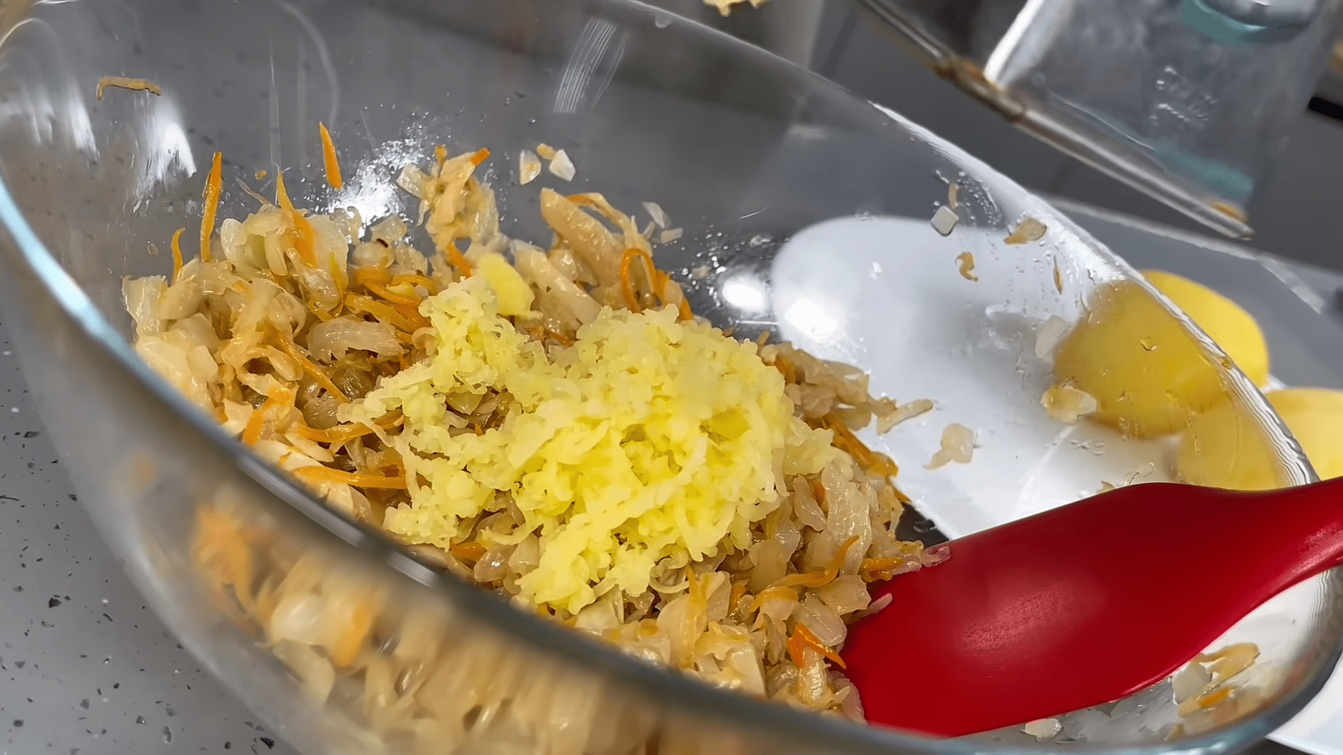 Кухарі розповіли, як приготувати овочеві котлети з картоплі та квашеної капусти