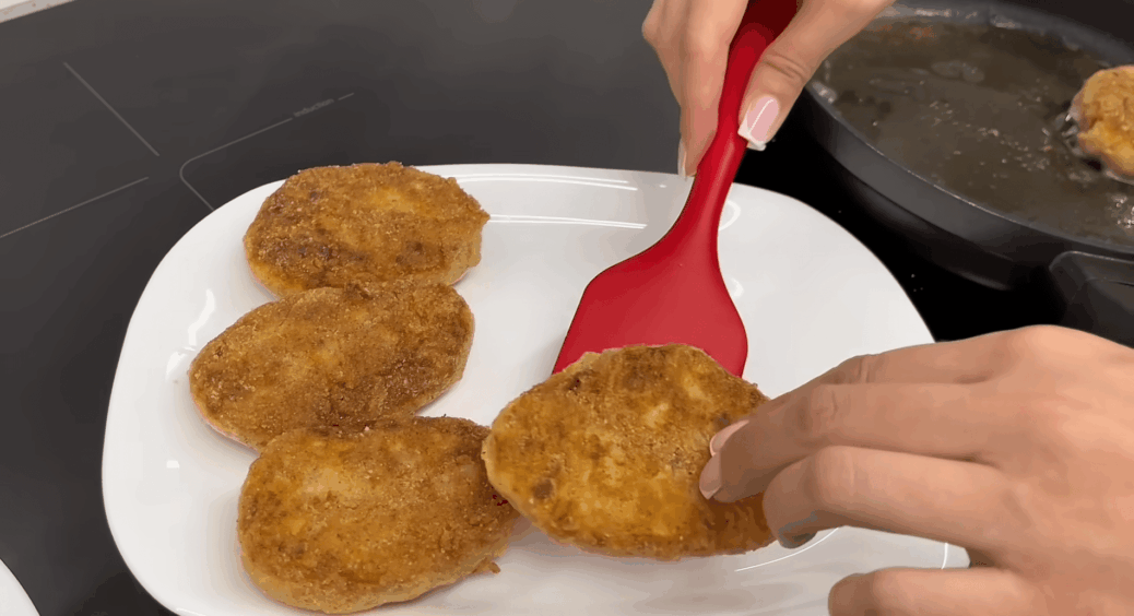 280 г картоплі + квашена капуста – і котлети готові: смажу замість м’яса, чоловік не відчув різниці взагалі 