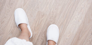 Господині розповіли, що зробити з капцями, щоб вони не ковзали на підлозі