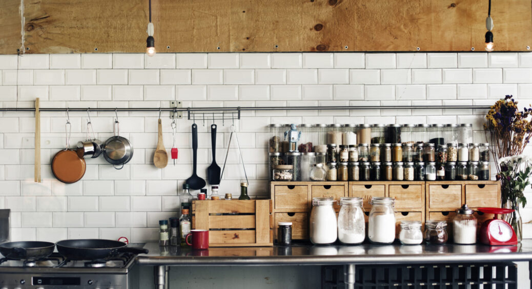 Якщо ви років 20 не робили ремонт кухні, то ви – в “тренді”: яке дизайнерське рішення у 2026 знову актуальне <span class="slace-mask-item-cont" ><span class="slace-mask-item" style="background-color: #e41317">Важлива новина</span></span>