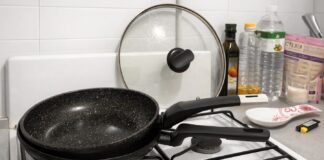Господині розповіли, як зберігати сковорідки, щоб не псувати покриття 