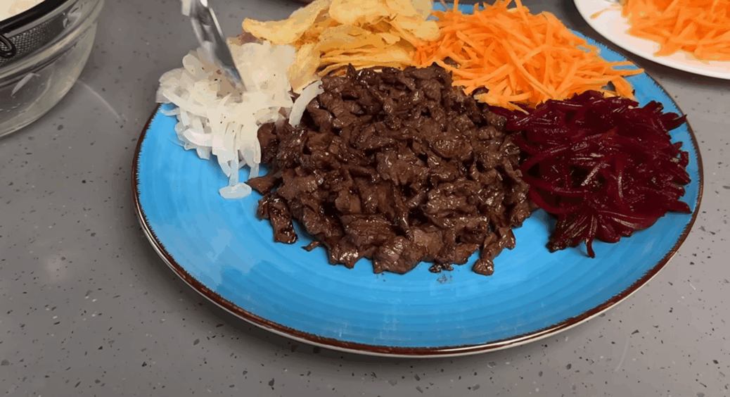 М’ясо в крохмалі маринувала 15 хвилин – воно тане в роті: салат “Багаття” – хіт застілля на всі часи 