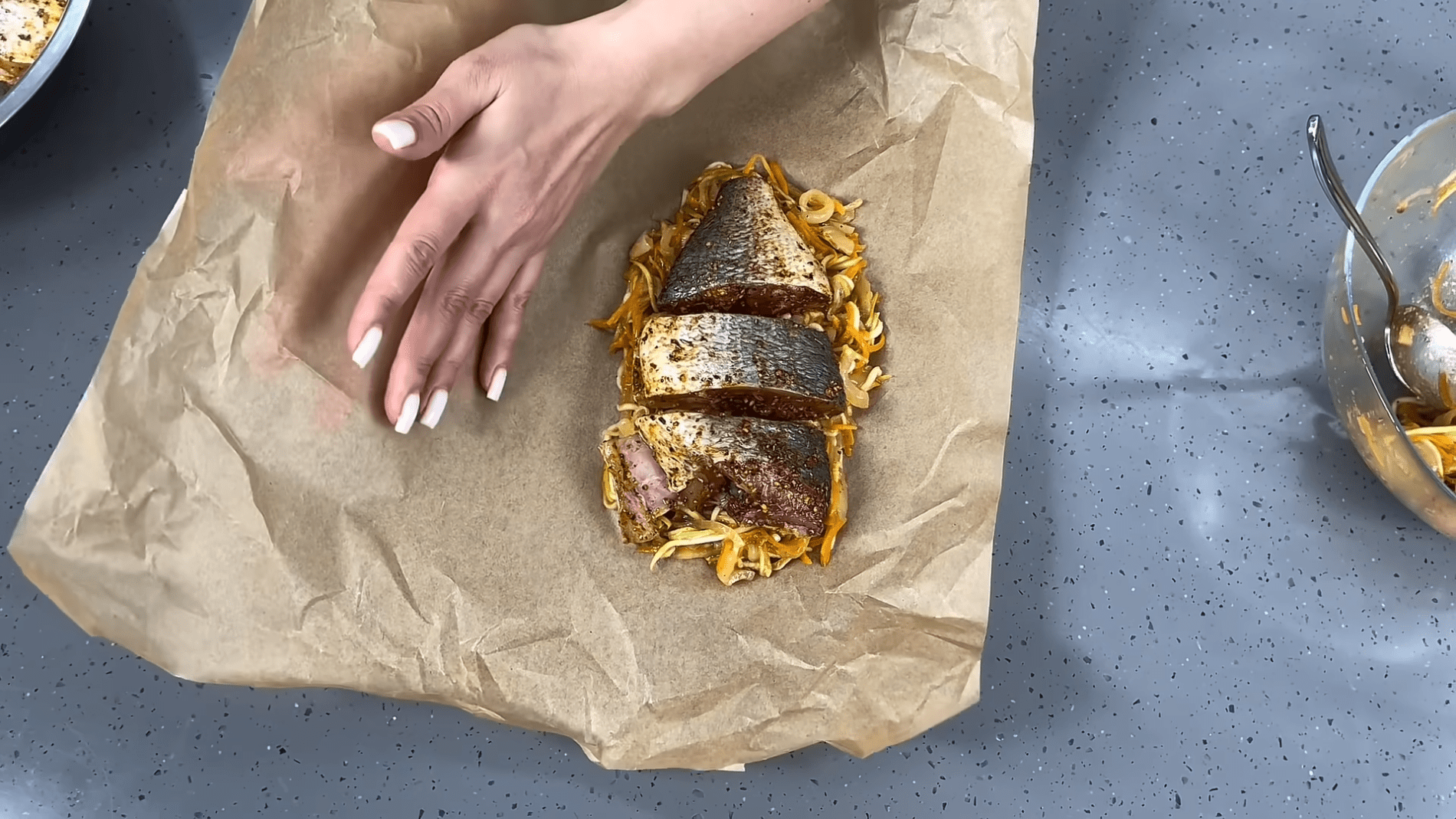 Кухарі розповіли, як приготувати соковиту рибу з овочами в духовці