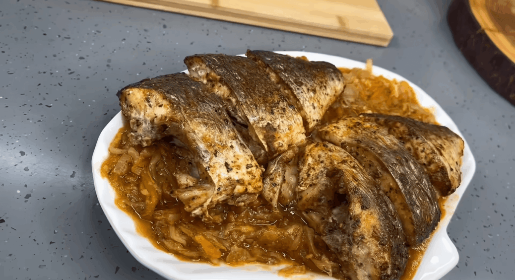 Риба в “шубці” – 20 хвилин у духовці, а родина з’їдає все до крихти: соковита, ніжна, овочі ароматні 