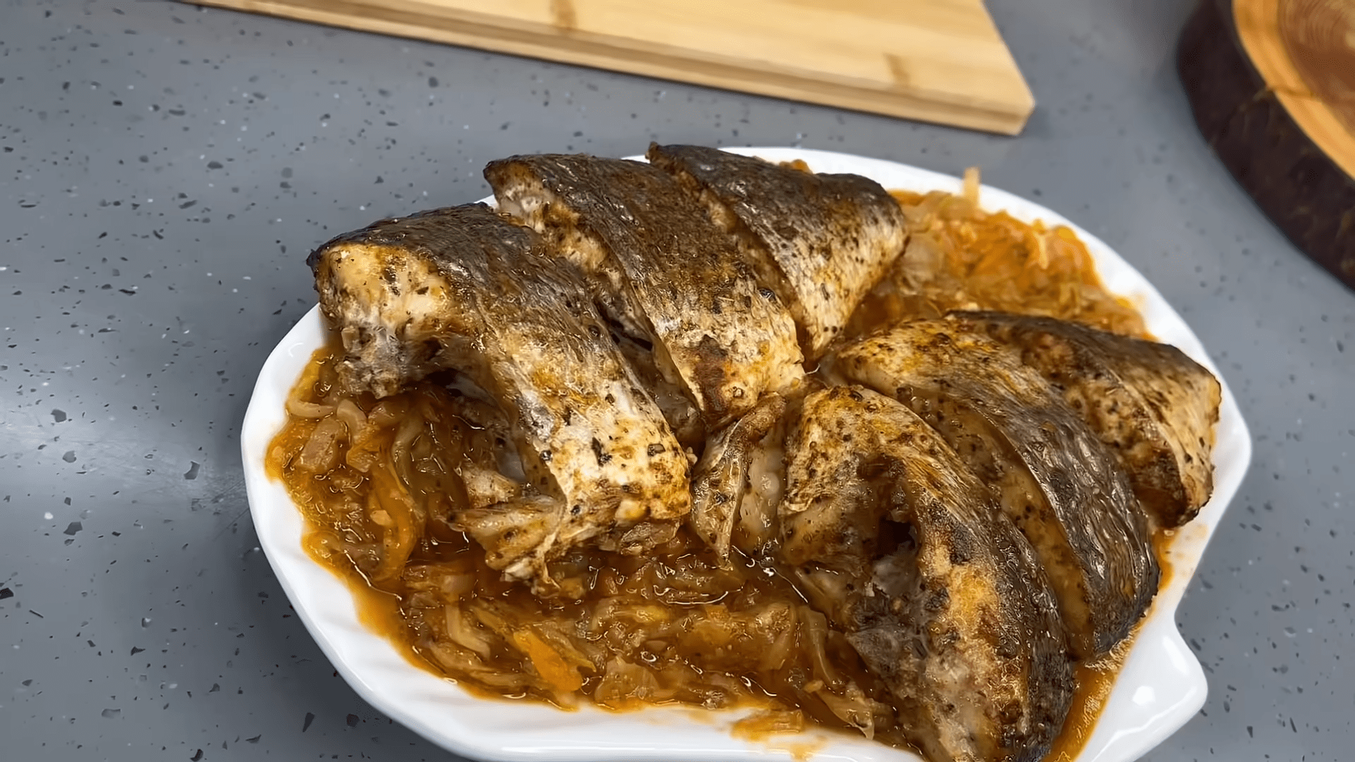 Кухарі розповіли, як приготувати соковиту рибу з овочами в духовці	