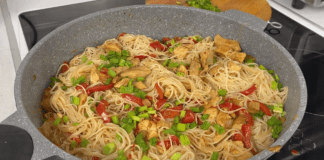 Кулінари розповіли, як приготувати швидку та смачну страву з фунчозою