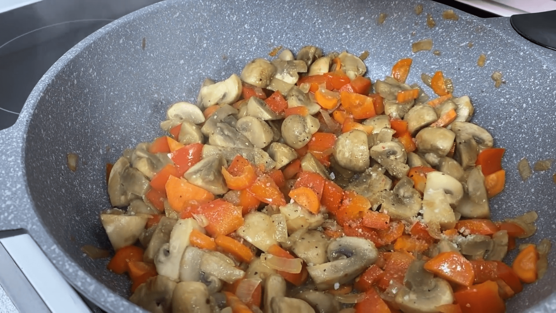 Кухарі розповіли, як приготувати ароматну гречку з грибами та овочами 