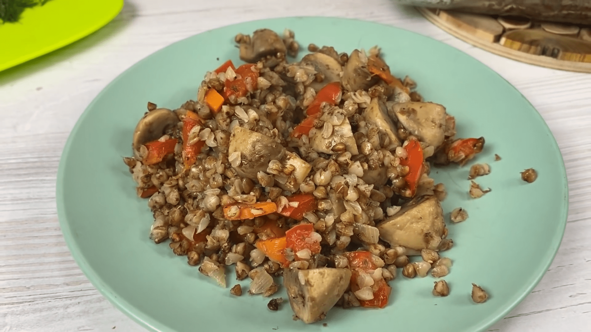 Кухарі розповіли, як приготувати ароматну гречку з грибами та овочами 