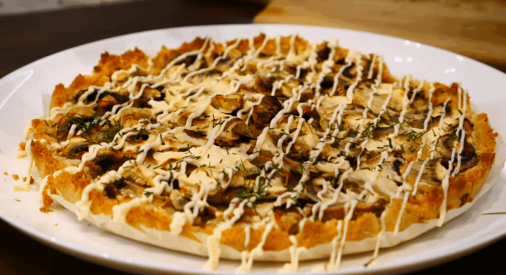 Грибний пиріг готую без замісу тіста: перетерла масло з мукою, притисла пальцями – випікається 18 хвилин 