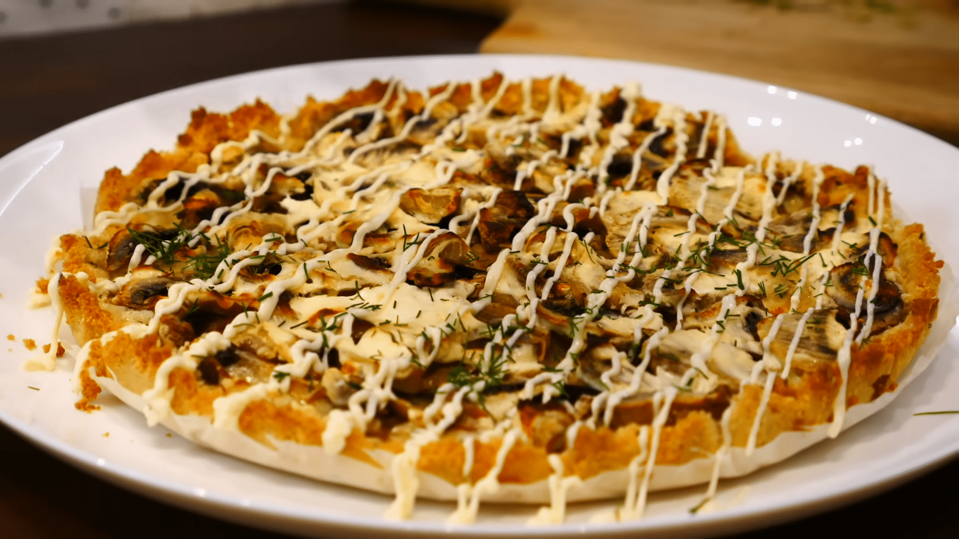 Кухарі розповіли, як приготувати простий грибний пиріг із розсипчастим тістом