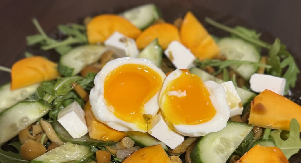 Із залишків продуктів після Нового року готую легкий салат для “розгрузки”: 1 огірок, 1 яйце, 1 шматок сиру 