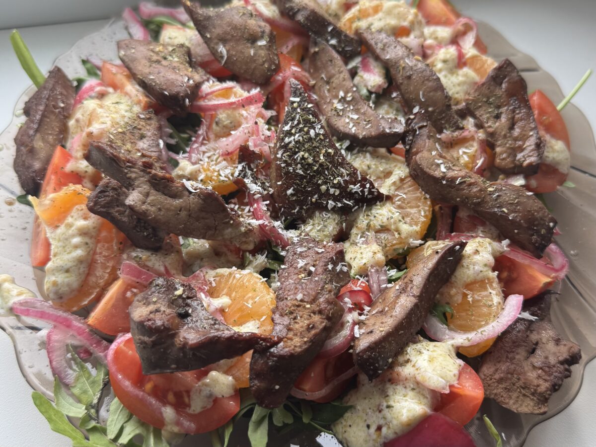 Господині розповіли, як приготувати смачний і красивий салат із 5 інгредієнтів 