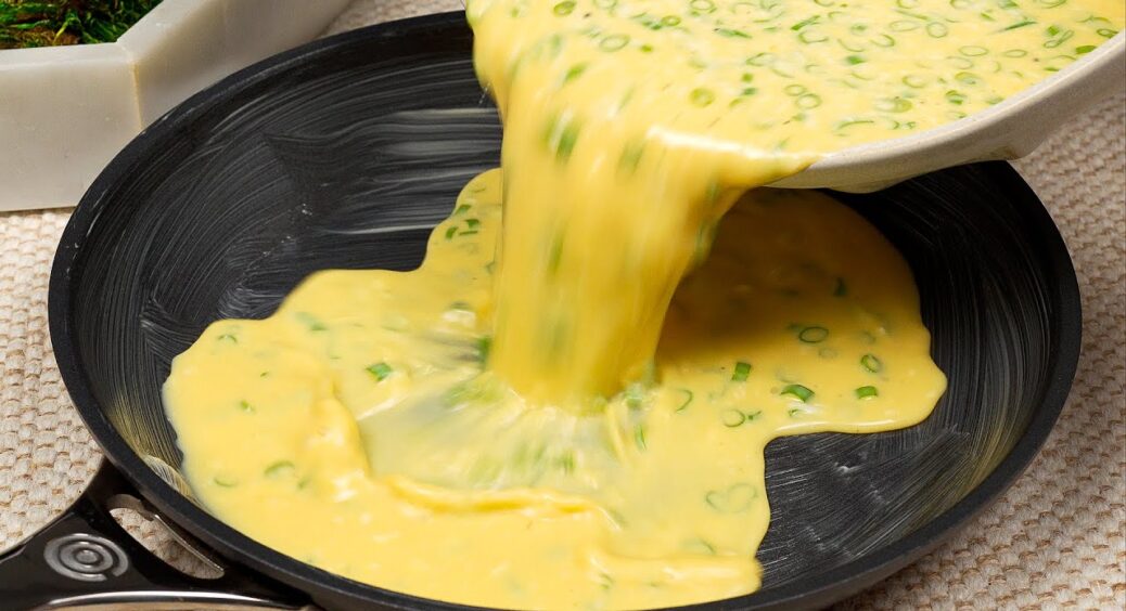 Мій омлет ніколи не осідає на тарілці, навіть холодний: додаю до яєць 1 секретний інгредієнт на кінчику ножа 