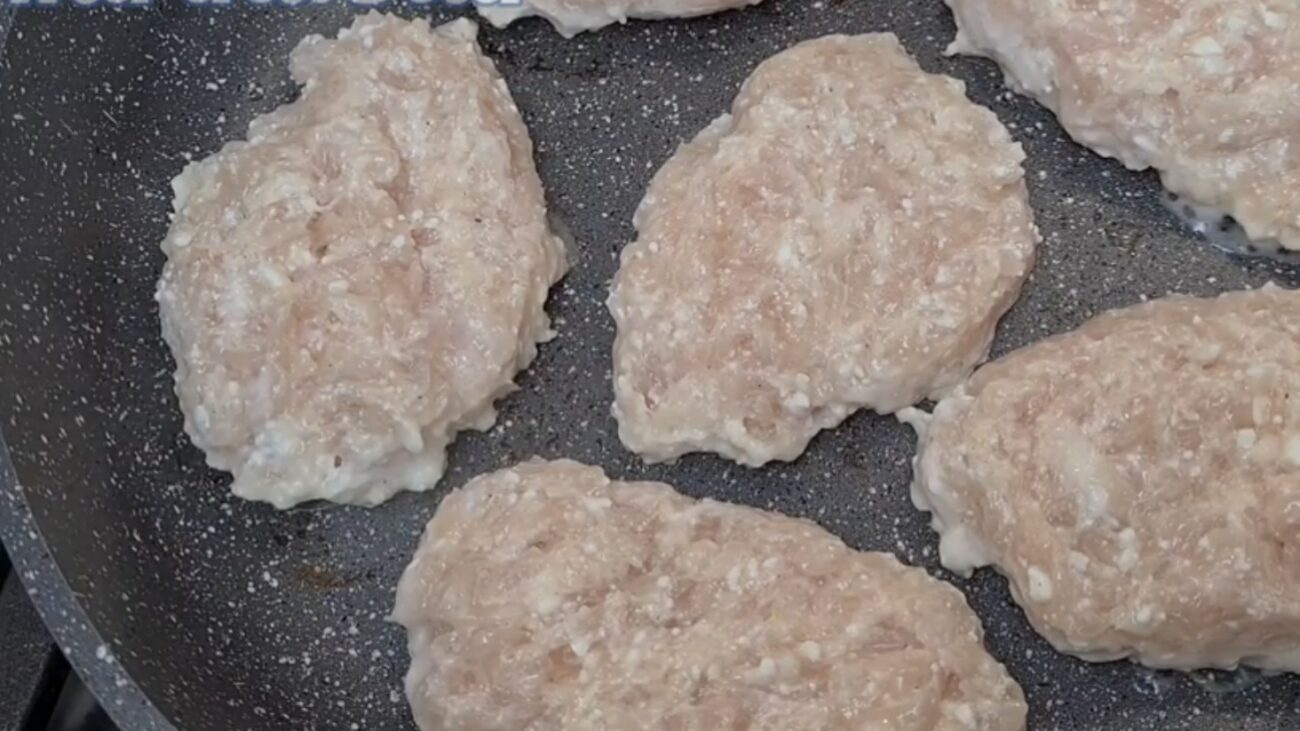 Господині розповіли, як приготувати смачну вечерю з фаршу і сиру  