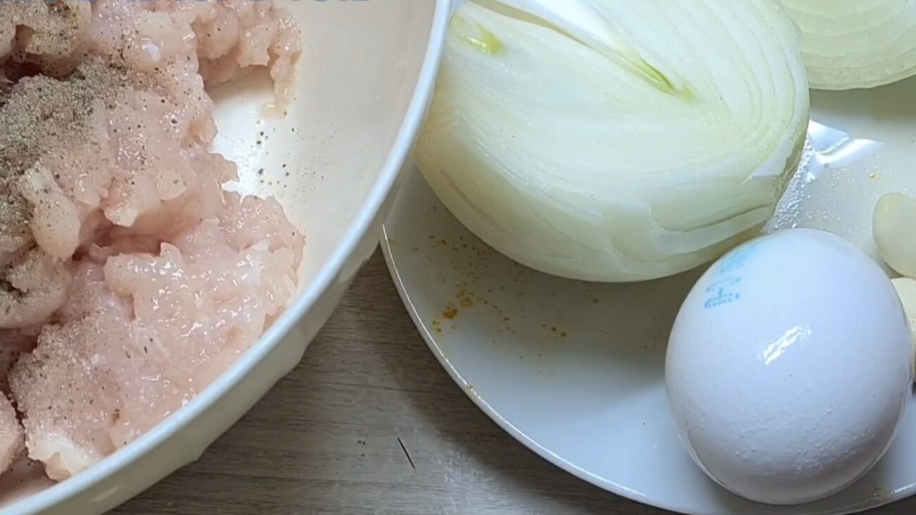 Господині розповіли, як приготувати смачну вечерю з фаршу і сиру 