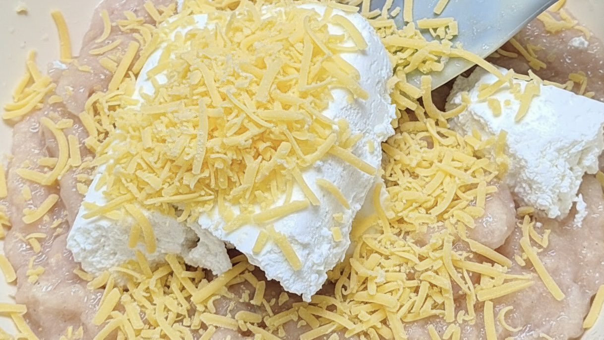 Господині розповіли, як приготувати смачну вечерю з фаршу і сиру 