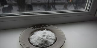 Господині розповіли, навіщо в ніч ставити на підвіконня миску із сіллю 