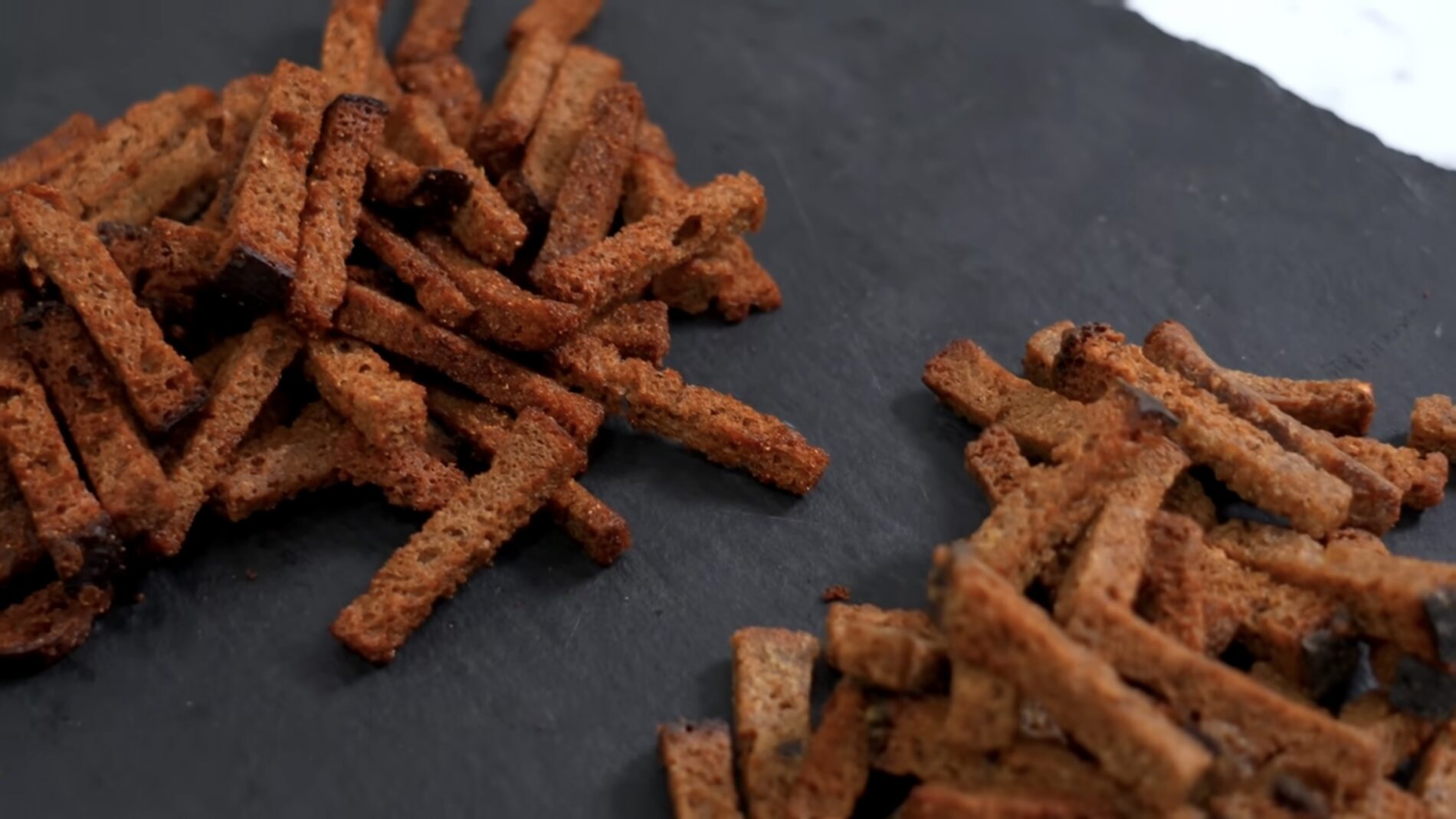 Господині розповіли, як приготувати вдома сухарики, які на смак наче магазинні 