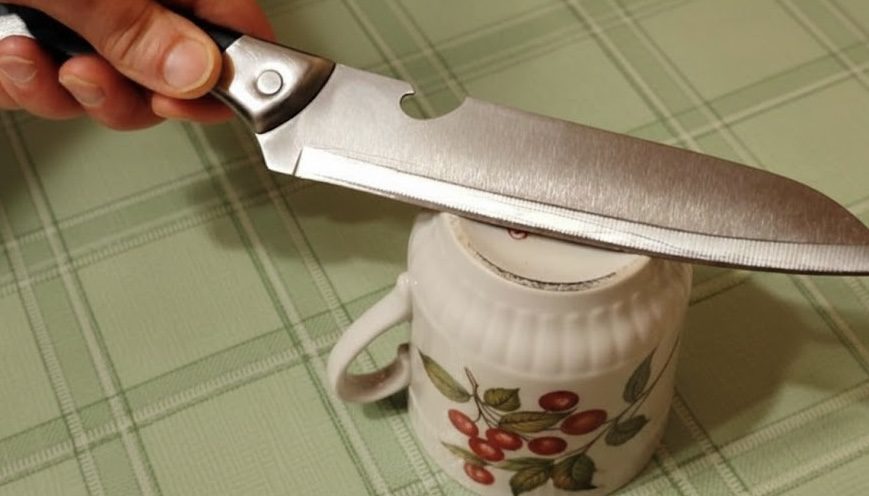 Господині розповіли, як заточити кухонні ножі без спеціального каменю 