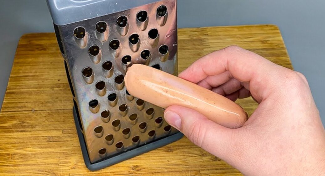 Не рецепт, а золото: просто натираю 4 сосиски на тертці і кидаю в духовку. Виходить смакота! 