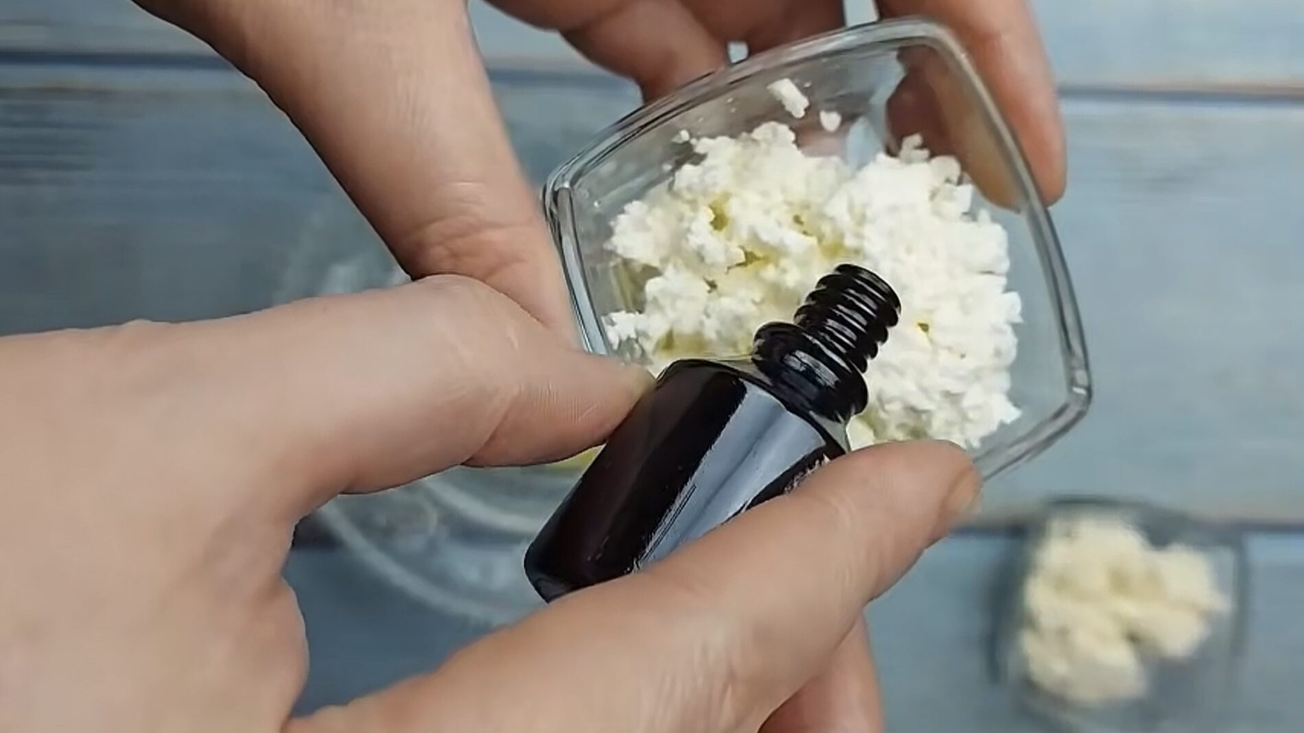 Господині розповіли, як перевірити кисломолочний сир на якість 1 трюком  