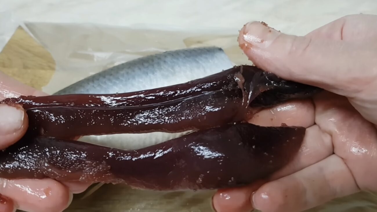 Господині розповіли, як швидко почистити оселедець від кісток 