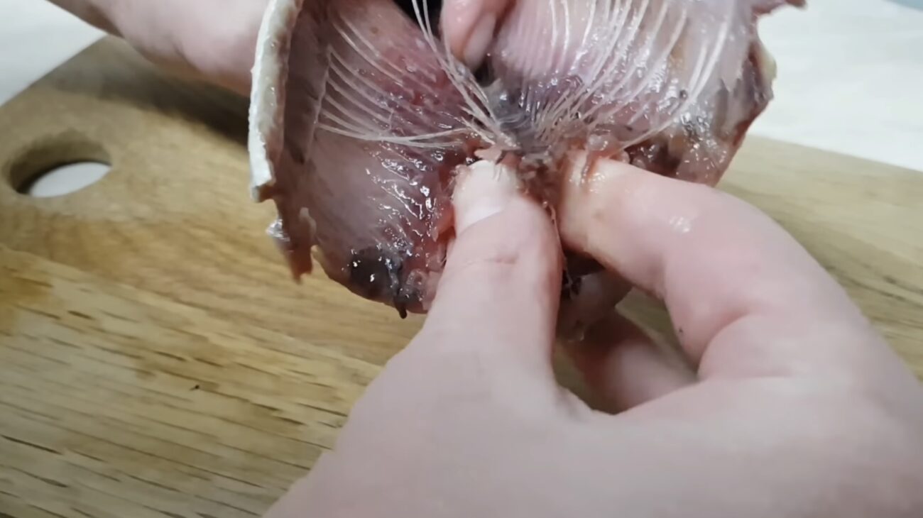 Господині розповіли, як швидко почистити оселедець від кісток 