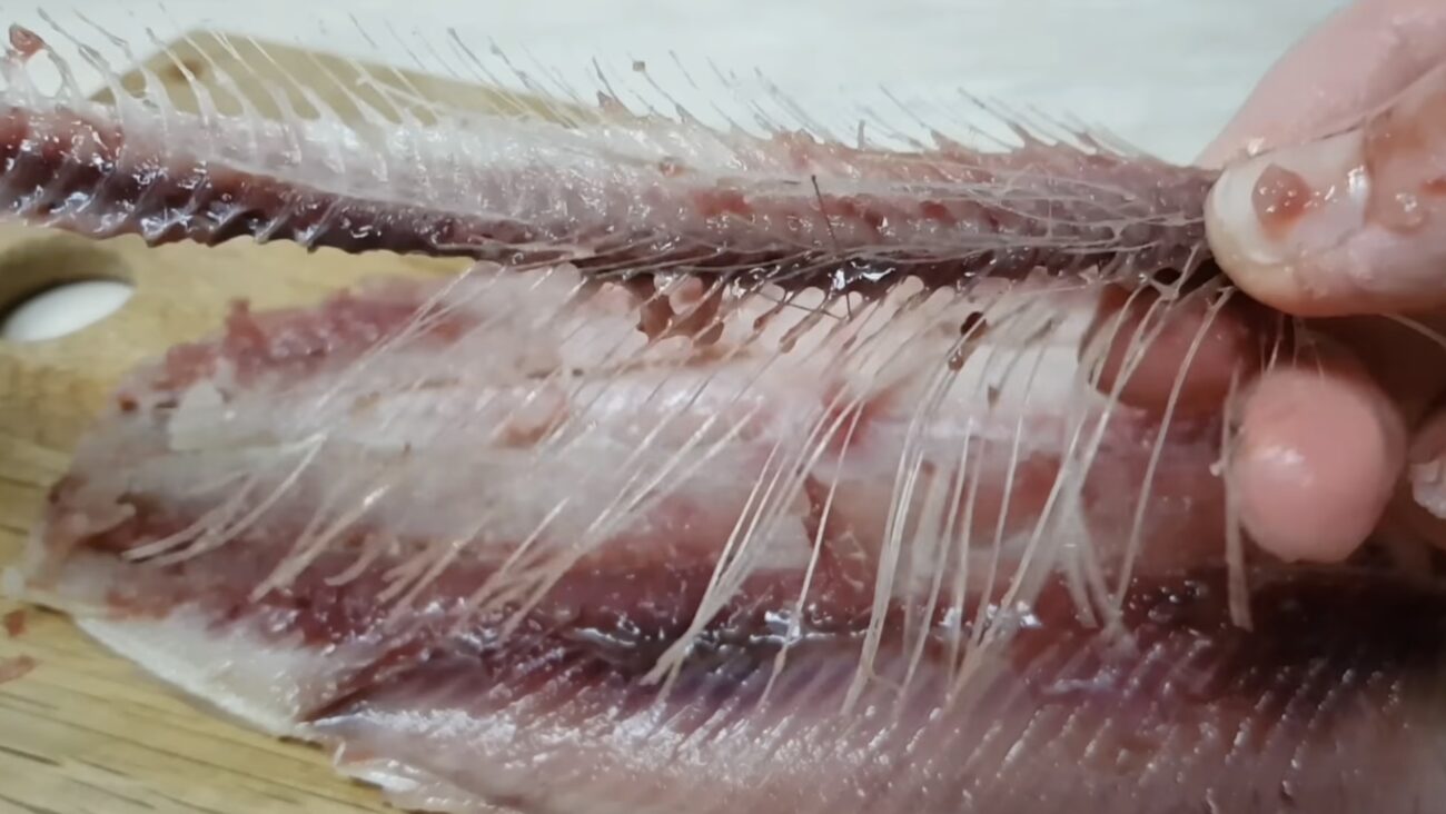 Господині розповіли, як швидко почистити оселедець від кісток 
