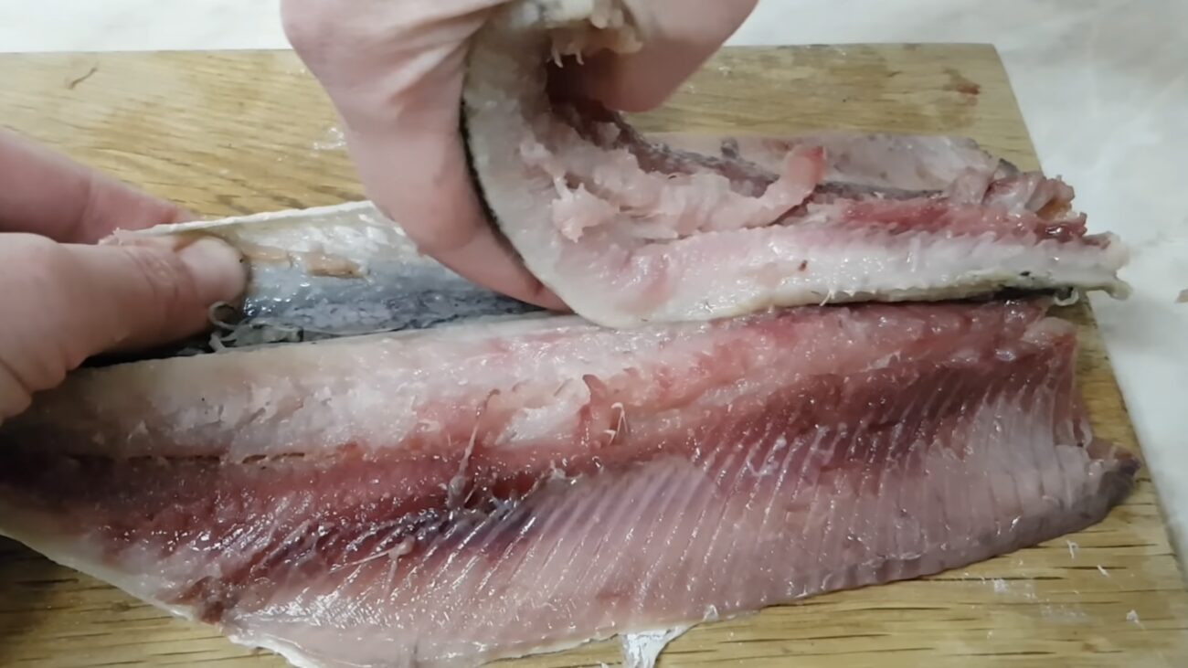 Господині розповіли, як швидко почистити оселедець від кісток 