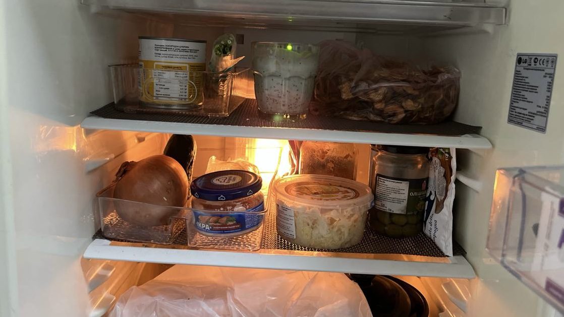 Господині розповіли, який копійчаний засіб прибере запах із холодильника 