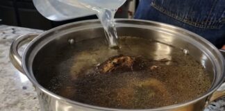 Господині розповіли, навіщо у киплячий бульйон лити холодну воду 