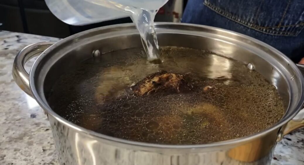 “Столовський” рецепт чистого бульйону: не знімаю піну безкінечно – вливаю 1 стакан холодної води як закипить 