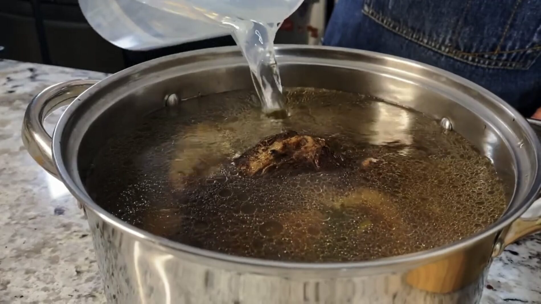 Господині розповіли, навіщо у киплячий бульйон лити холодну воду 