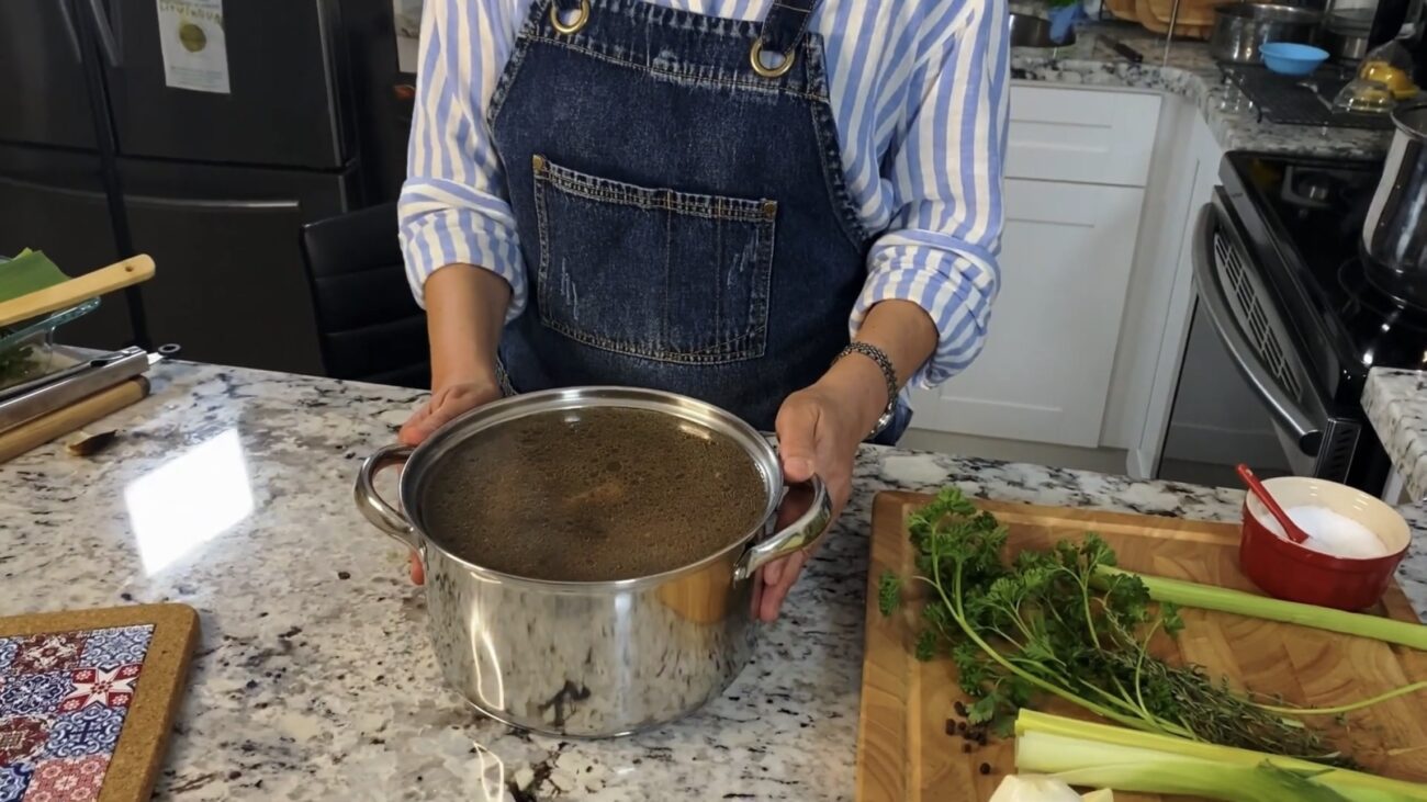 Господині розповіли, навіщо у киплячий бульйон лити холодну воду 