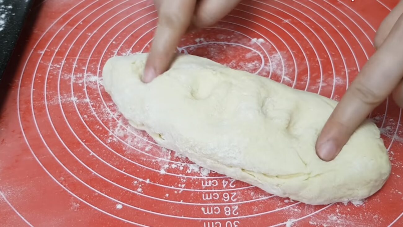 Господині розповіли, як приготувати смачні сирні коржики на кефірі 