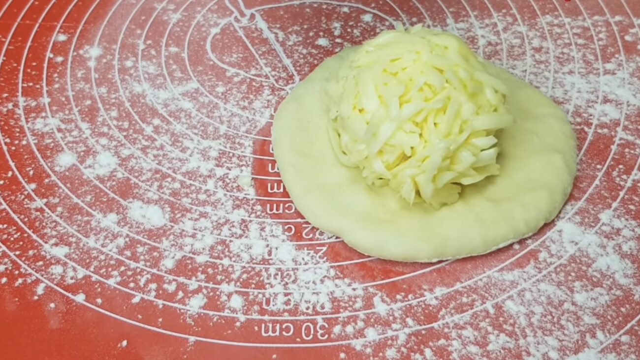 Господині розповіли, як приготувати смачні сирні коржики на кефірі 