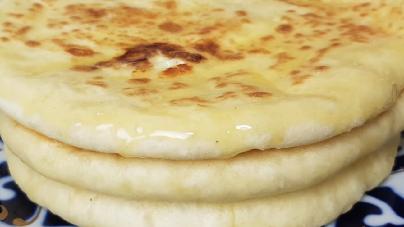 Господині розповіли, як приготувати смачні сирні коржики на кефірі 