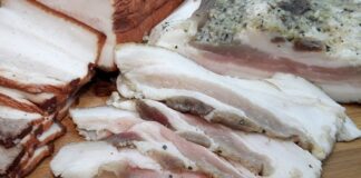 Господині розповіли, як смачно засолити домашнє сало 