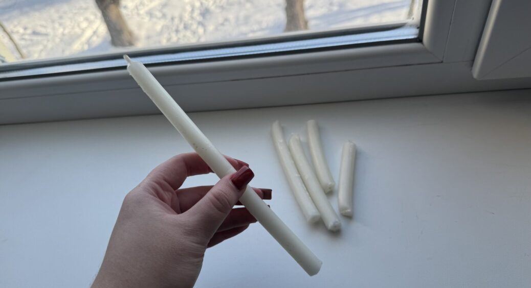 Знайшла шпарину у вікні, звідки витягувало все тепло: взяла звичайну парафінову свічку і зробила 1 хитру дію 