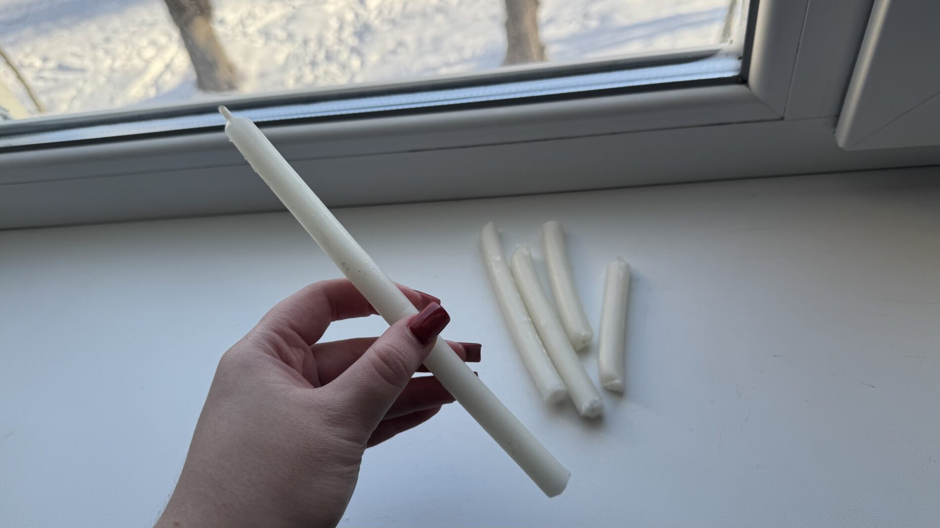 Господині розповіли, як зменшити протяг з вікна звичайною свічкою 