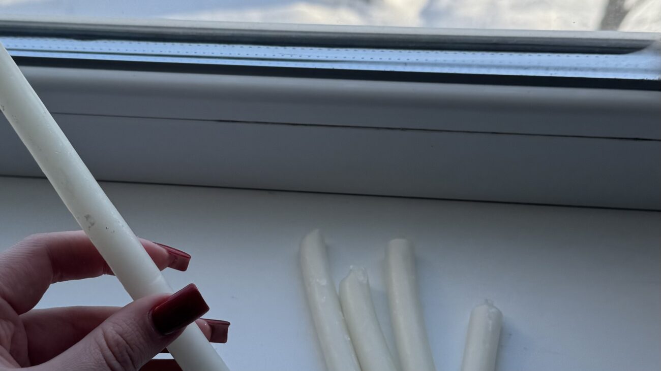 Господині розповіли, як зменшити протяг з вікна звичайною свічкою 