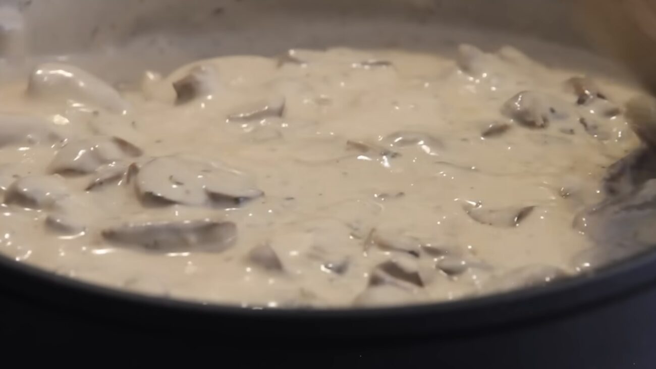 Господині розповіли, як приготувати смачний соус для макаронів із 3 інгредієнтів 