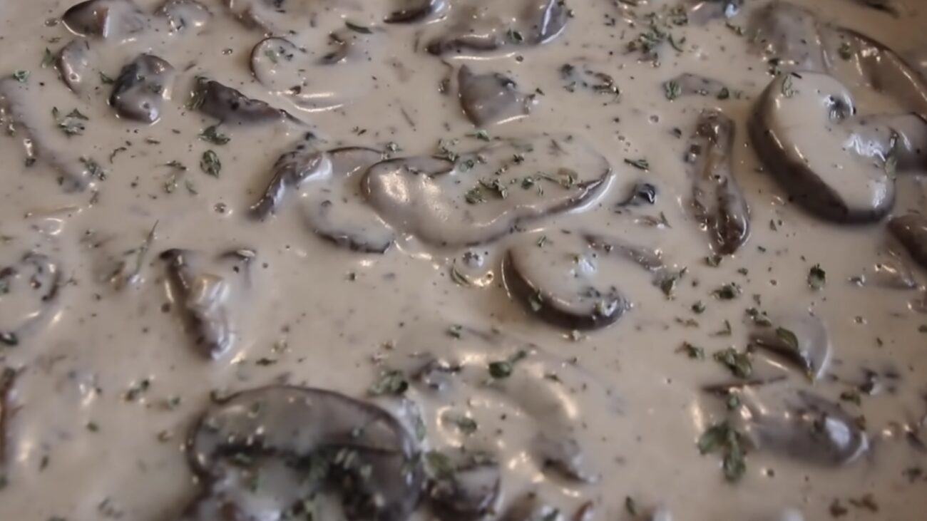 Господині розповіли, як приготувати смачний соус для макаронів із 3 інгредієнтів 