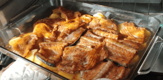 Кулінари назвали рецепт запеченого хребта лосося з картоплею 