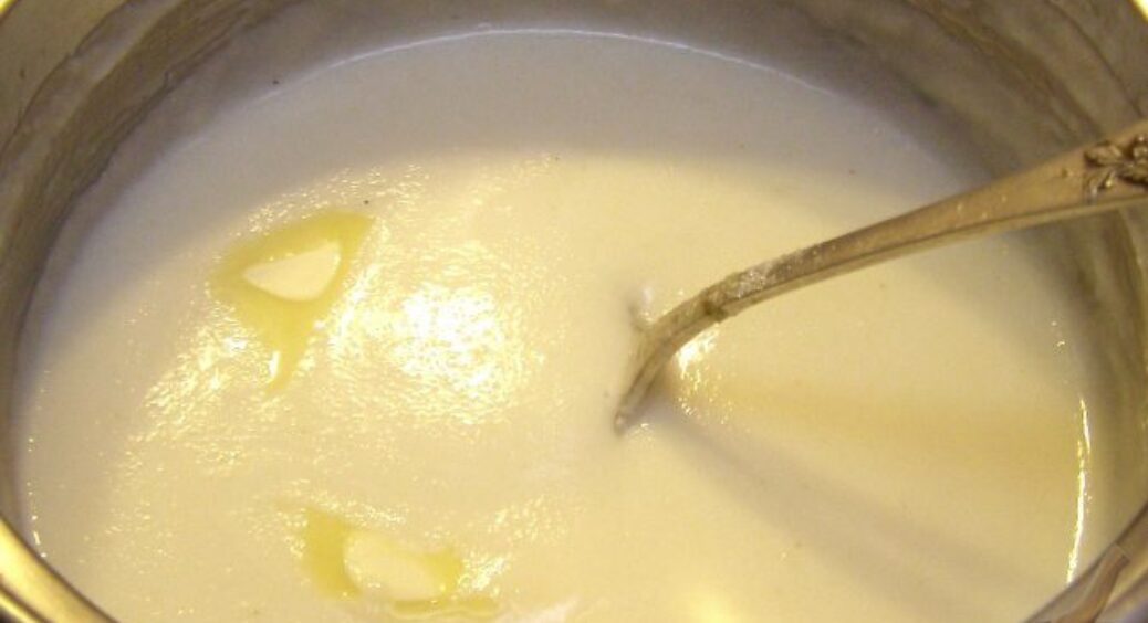 Роками псувала манку, поки кухар не підказав 1 дію: тепер каша без грудок і не пригорає 