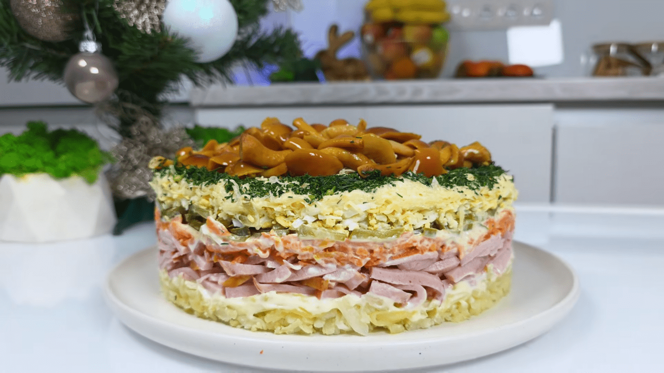 Кухарі розповіли, як приготувати ефектний і дуже смачний салат з грибами