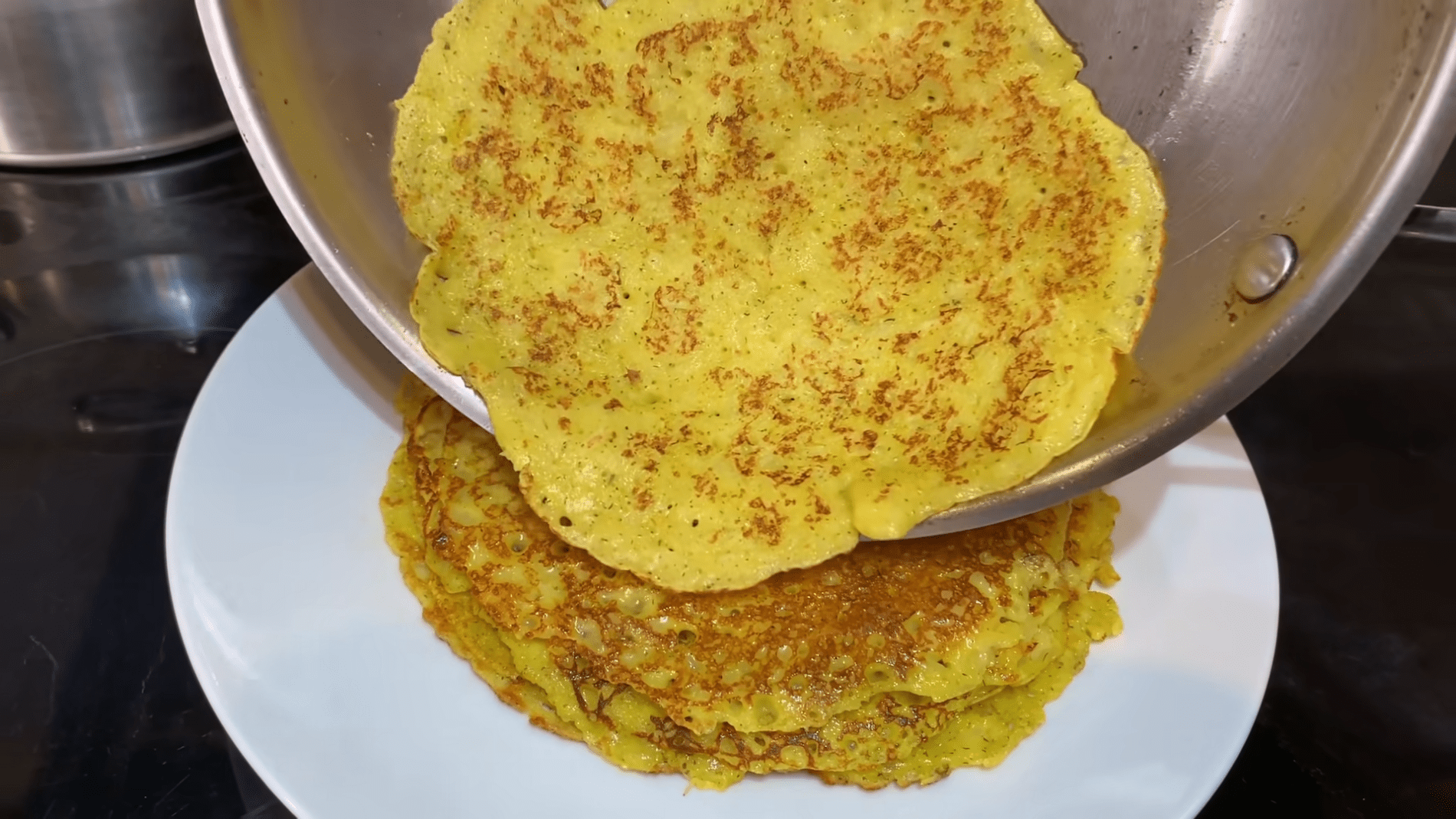 Кухарі розповіли, як приготувати ніжні картопляні млинці на молоці