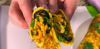 Кухарі розповіли, як приготувати ніжні картопляні млинці на молоці