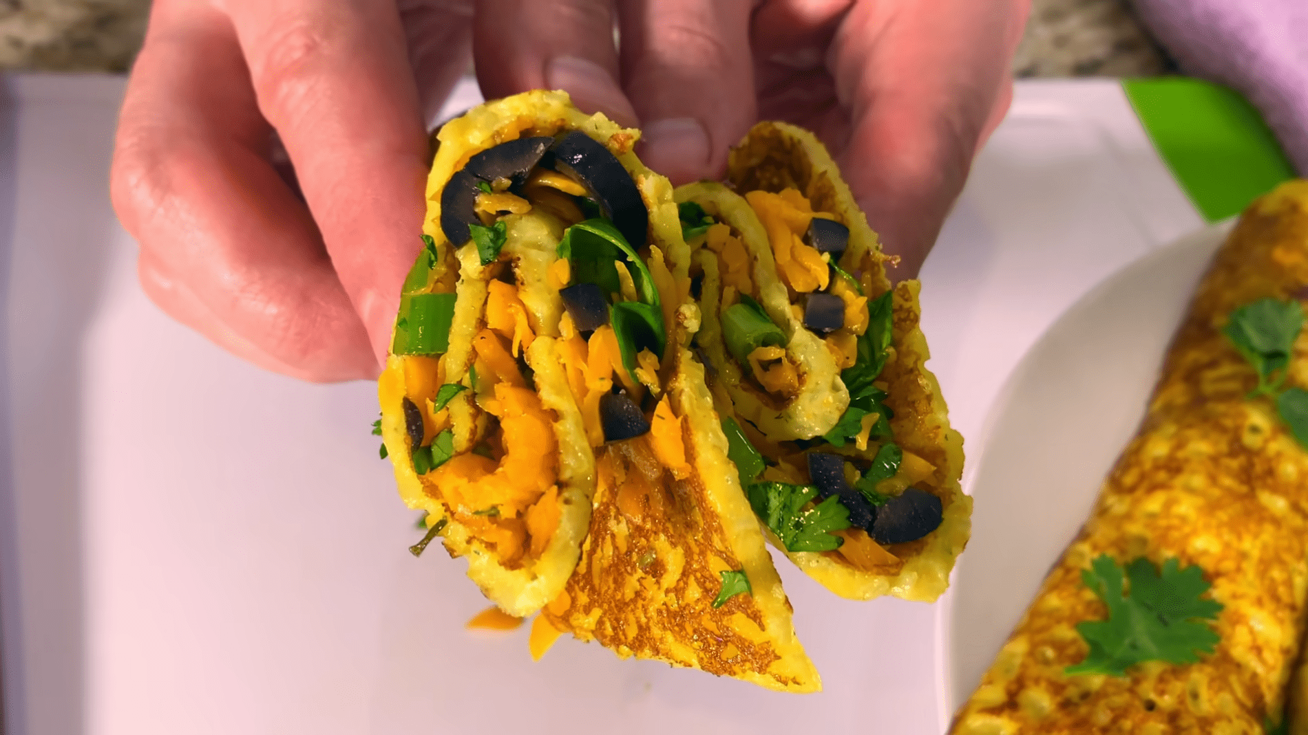 Кухарі розповіли, як приготувати ніжні картопляні млинці на молоці